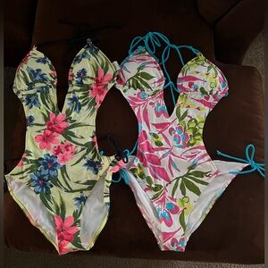 Set of two Hollister swim suits color florals pink , blue and yellow, sizes L